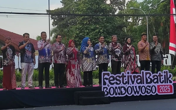 Thumbnail Berita - Festival Batik Bondowoso 2025 Resmi Dibuka, Angkat Martabat Batik Lokal ke Panggung Nasional