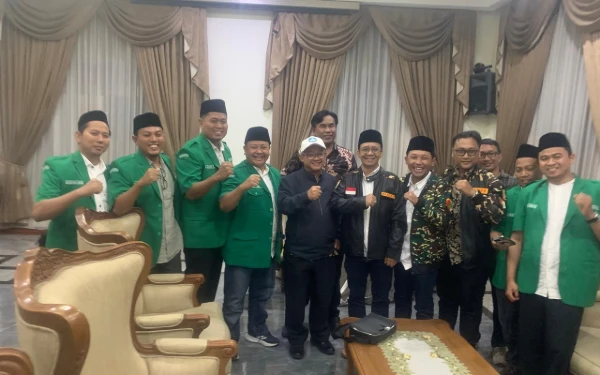 Thumbnail Berita - Dikawal Banser, Ansor Jatim Mendadak Bertemu Mendikdasmen! Bahas Apa?