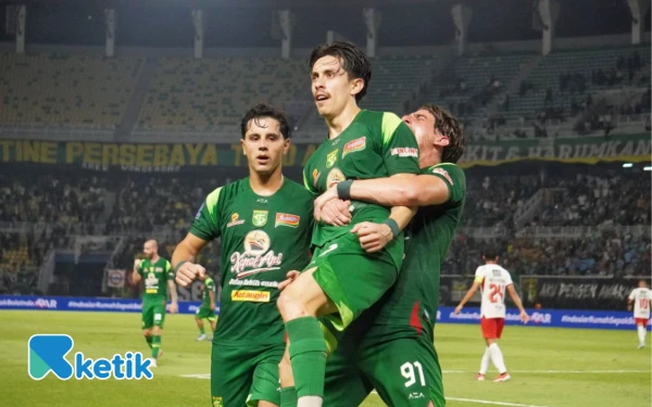 Thumbnail Berita - Drama 7 Gol di GBT! Persebaya Libas Bali United, Eduardo Ungkap Kunci Kemenangan