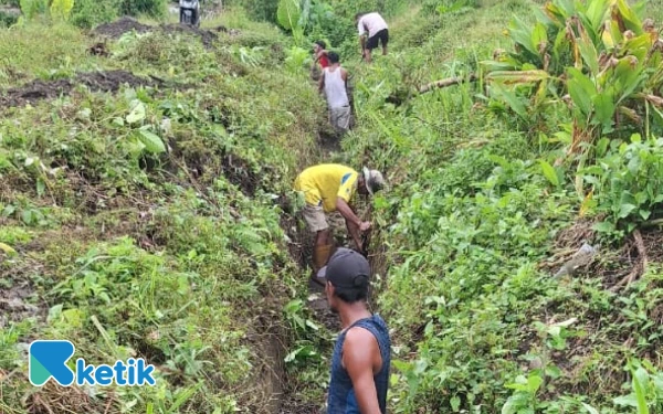 Thumbnail Berita - Pemdes Kupal Bersama Warga Intensifkan Pembersihan Drainase Antisipasi Banjir Musim Hujan