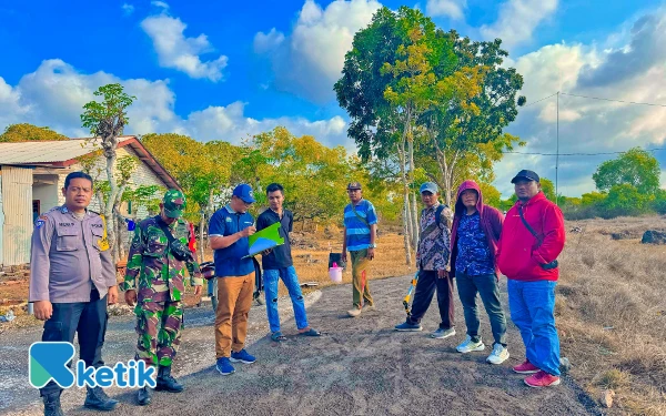 Thumbnail Berita - Pengaspalan Jalan di Desa Tamberu Timur Sampang Dapat Respons Positif