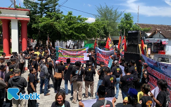 Thumbnail Berita - GPI Geruduk DPRD dan Kantor Bupati, Tuntut Eksekutif-Legislatif Blitar Bertanggung Jawab Atas Mandeknya APBD 2025
