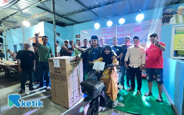 Thumbnail Berita - HUT RI ke-80: Warkop Salim Community Sampang Sukses Gelar Lomba Domino selama Empat Hari