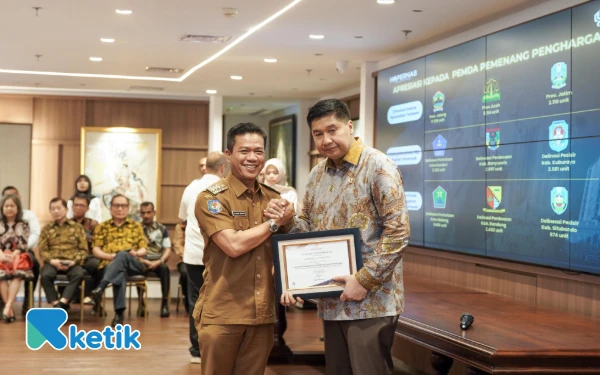 Thumbnail Berita - Dukung Program 3 Juta Rumah, Menteri PKP Beri Penghargaan Bupati Bandung