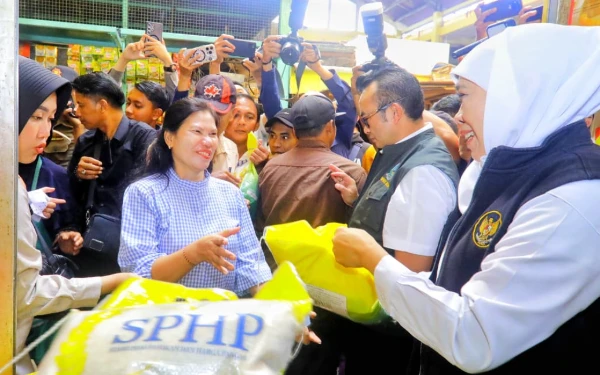 Thumbnail Berita - Gubernur Khofifah Kunjungi Pasar Soponyono, Cek Ketersediaan dan Harga Beras SPHP