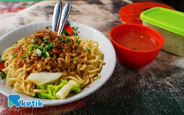 Thumbnail Berita - Pangsit Mie Jakarta Klampis, Warung Kaki Lima Rasa Bintang Lima
