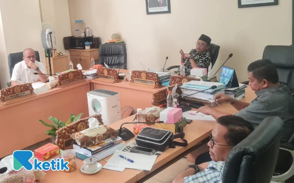 Thumbnail Berita - Komisi B DPRD Surabaya Turun Tangan, Mediasi Konflik Juru Parkir dan Mie Gacoan