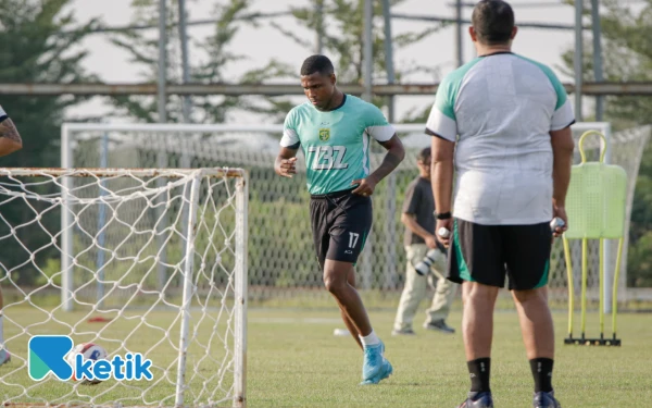 Thumbnail Berita - Eduardo Perez Moran Yakin Diego Mauricio Cepat Adaptasi di Persebaya