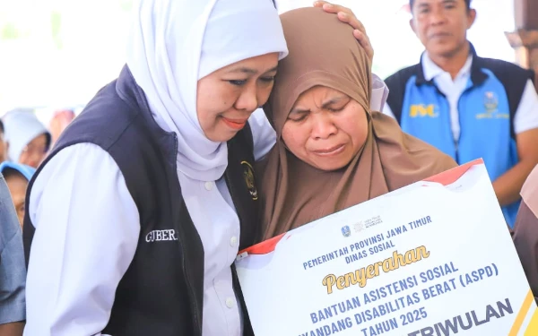 Thumbnail Berita - Gubernur Khofifah Salurkan Rp5,7 Miliar, Penguat Sosial Ekonomi Masyarakat Blitar