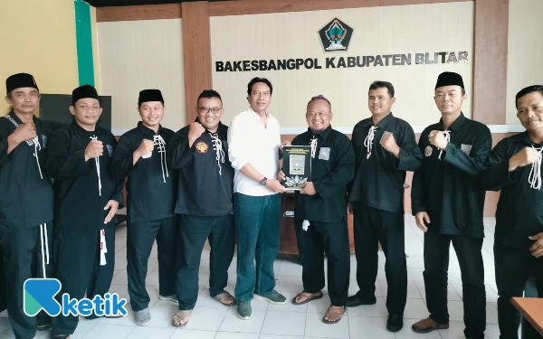 Thumbnail Berita - PSHT Cabang Kabupaten Blitar Resmi Serahkan Legalitas ke Bakesbangpol