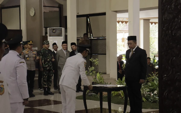 Thumbnail Berita - Bupati Bondowoso Kukuhkan 17 Kepala Desa, Perpanjangan Jabatan Jadi Momentum Pengabdian