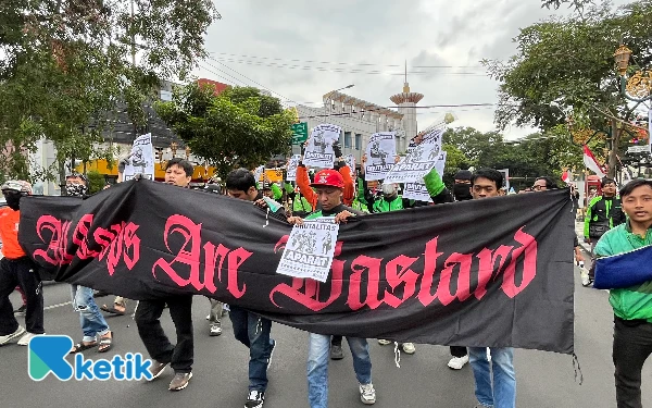 Thumbnail Berita - Pengemudi Ojol Kota Malang Long March Bentangkan Spanduk All Corps Are Bastard, Solidaritas Bagi Affan Kurniawan