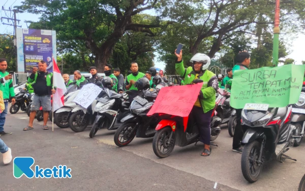 Thumbnail Ojol Pamekasan Desak Anggota Brimob yang Lindas Affan dengan Rantis Diproses Hukum Secara Terbuka