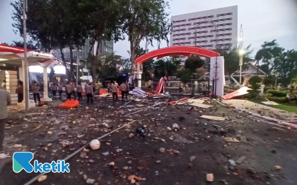 Thumbnail Berita - Imbas Insiden Rantis Lindas Driver Ojol, Aksi Solidaritas Berujung Ricuh di Grahadi