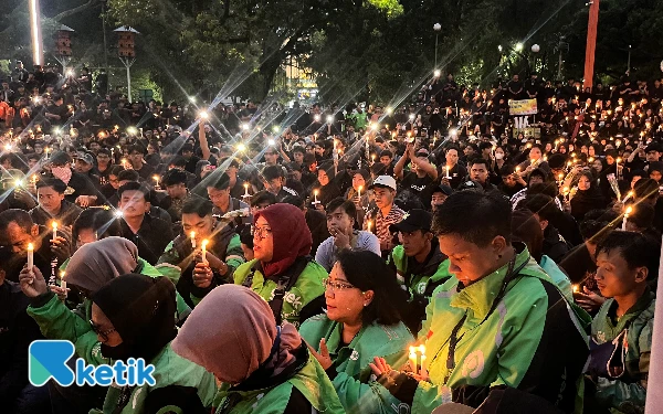 Thumbnail Berita - Ribuan Nyala Lilin Terangi Aksi Solidaritas untuk Affan Kurniawan di Kota Malang
