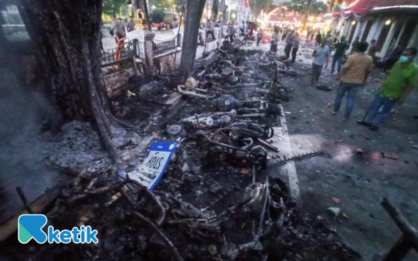 Thumbnail Berita - 25 Motor Pegawai dan Polisi di Grahadi Hangus Terbakar! Ini Penampakannya