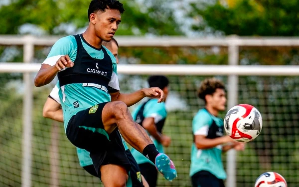 Thumbnail Berita - Arief Catur Sudah Kantongi 2 Kartu Kuning, Ini Jawaban Pelatih Persebaya