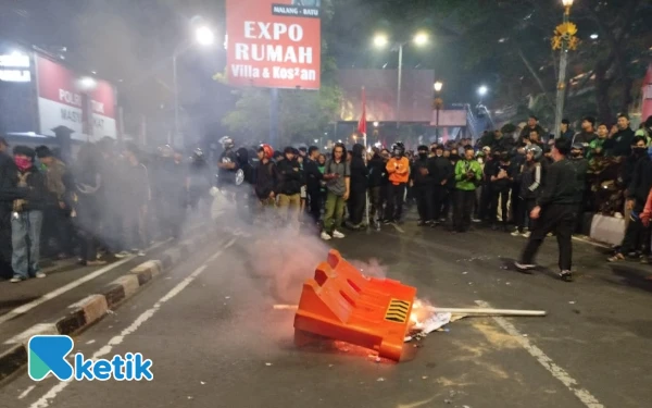 Thumbnail Berita - Massa Driver Ojol Gelar Aksi Solidaritas di Depan Polresta Malang Kota