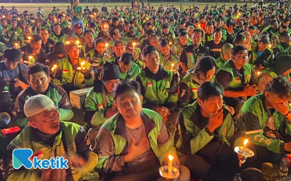 Thumbnail Berita - Air Mata dan 1.000 Lilin di Mapolda Jatim! Ojol Berduka, Polisi Janji Lebih Humanis