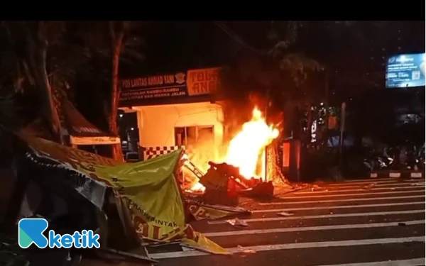 Thumbnail Berita - Jelang Tengah Malam, Giliran Pos Polisi Dekat Mapolda Jatim Dibakar Massa