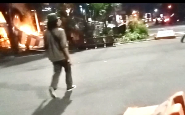 Thumbnail Berita - Usai Demo Berbuntut Perusakan di Surabaya, Petugas Berjibaku Bersihkan Puing Pos Polisi