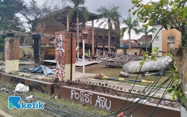 Thumbnail Berita - Luka Yogyakarta: Di Balik Puing Polda, duka dan amarah tak semestinya menjelma menjadi api yang menghanguskan rumah sendiri