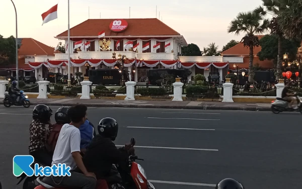 Thumbnail Berita - Petugas Disiagakan di Gedung Negara Grahadi Surabaya, Pengendara Mengabadikan