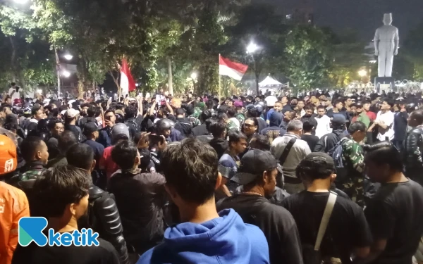 Thumbnail Berita - Petugas TNI Siaga di Gedung Negara Grahadi Surabaya, Massa Sambut Teriakan Akrab
