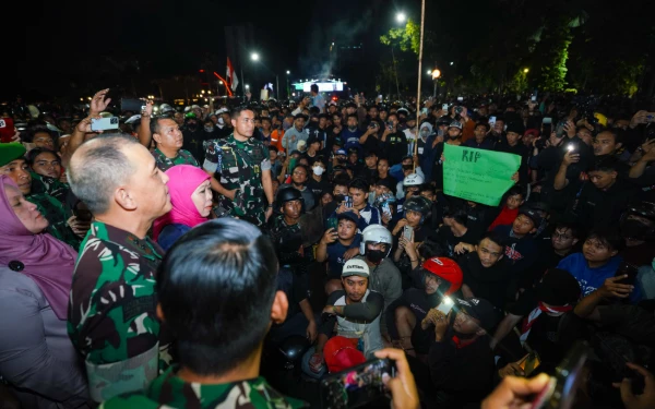 Thumbnail Berita - Aksi di Grahadi Malam Ini! Gubernur Khofifah Dengarkan Aspirasi dam Temui Massa