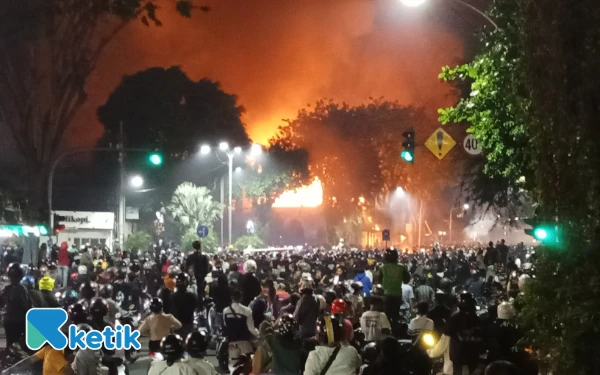 Thumbnail Berita - BREAKING NEWS! Ruangan Wagub Jatim di Grahadi Dibakar Massa