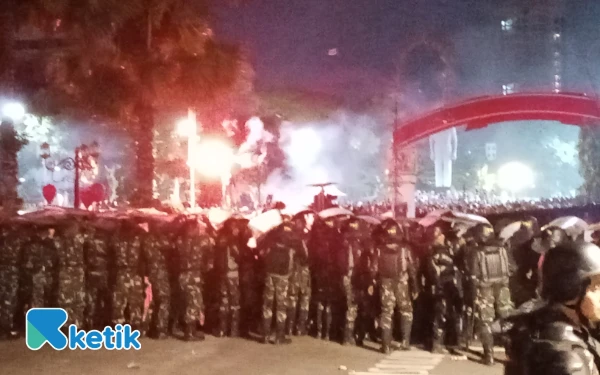 Thumbnail Berita - Sisi Barat Gedung Negara Grahadi Surabaya Dibakar, Massa Bersorak hingga Barang Dijarah
