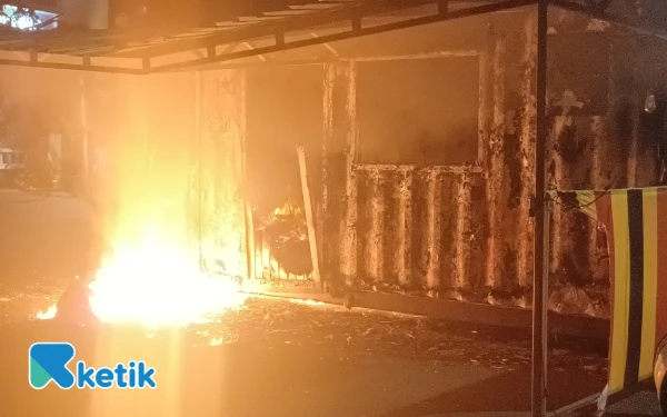 Thumbnail Berita - SURABAYA MENCEKAM!  Massa Kembali Rusak dan Bakar Pos Polisi Pinggir Jalan