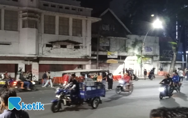 Thumbnail Berita - Grahadi Terbakar! Polisi Tembakkan Gas Air Mata Bubarkan Massa Tak Terkendali