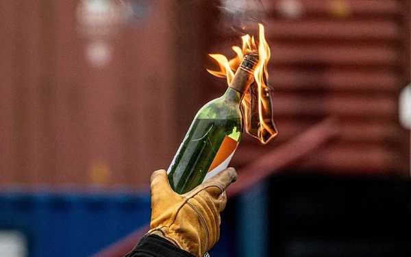 Thumbnail Berita - Sejarah Bom Molotov, Senjata Murah yang Jadi Simbol Perlawanan