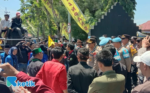 Thumbnail Berita - Mahasiswa Geruduk Mapolres Sampang, Desak Usut Tuntas Kematian Affan Kurniawan