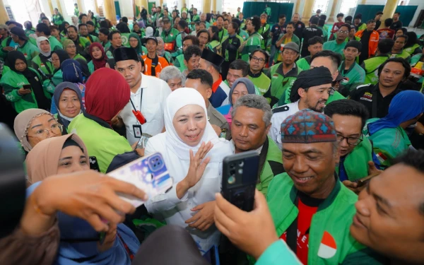 Thumbnail Berita - Gubernur Khofifah Bersama Ratusan Ojol Jatim Gelar Tahlil Kubro, Doa dan Solidaritas untuk Affan Kurniawan