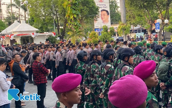 Thumbnail Berita - Seruan Demonstrasi, Ratusan TNI-Polri Siaga di Gedung DPRD Surabaya
