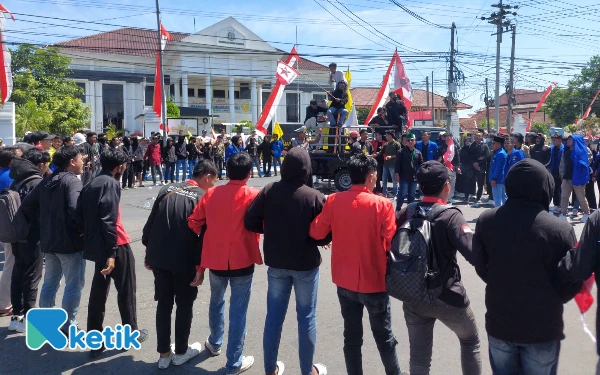 Thumbnail Berita - Aksi Solidaritas Mahasiswa Sampang Ricuh hingga Blokade Jalan Nasional dan Bakar Ban Bekas