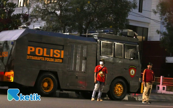Thumbnail Berita - Gubernur Jatim Keluarkan SE Antisipasi Kekacauan, Petugas Berjaga di Obyek Penting