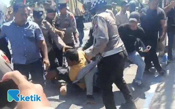 Thumbnail Berita - Aksi Solidaritas Mahasiswa di Sampang Ricuh, Polisi Amankan Terduga Provokator