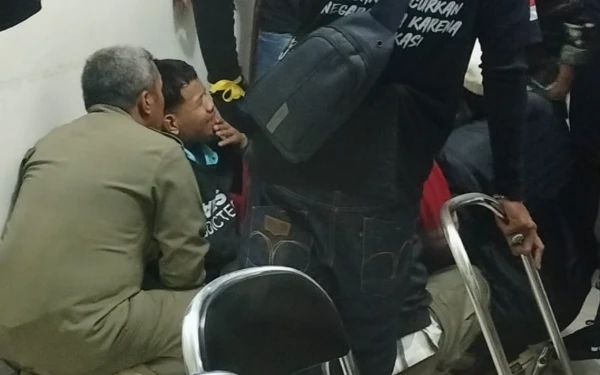 Thumbnail Berita - Aksi Pelemparan Molotov di DPRD Kota Malang Digagalkan, 2 Pelaku Kabur 1 Ditangkap