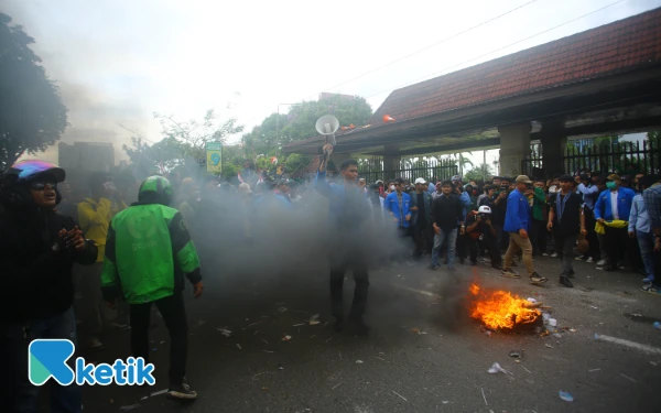 Thumbnail Berita - [Foto] Mahasiswa Palembang Demo, Tuntut Pembatalan Kenaikan Tunjangan Anggota DPR