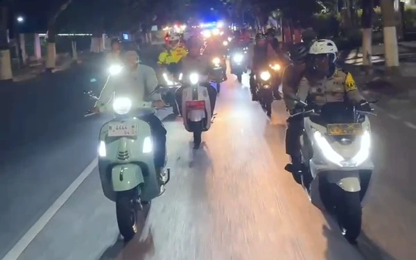 Thumbnail Berita - Pastikan Kondusif, Bupati Bondowoso Pimpin Patroli Gabungan Forkopimda Pasca Demonstrasi