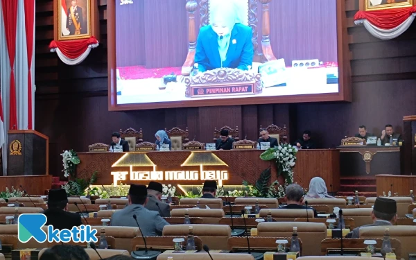 Thumbnail Berita - Penjagaan DPRD Jatim Diperketat, Agenda Paripurna Berganti Doa Bersama dan Ucapan Belasungkawa