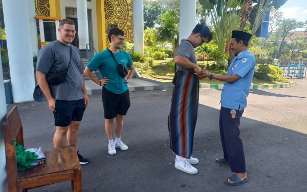 Thumbnail Berita - Wisatawan Jerman Takjub dengan Masjid Nasional Al-Akbar Surabaya