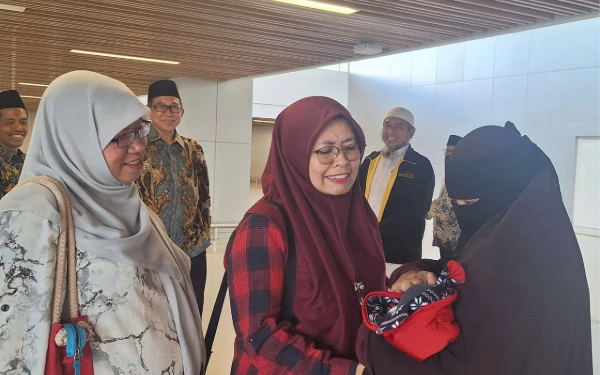 Thumbnail Berita - Jemaah Haji Lumajang Melahirkan di Tanah Suci Tiba di Surabaya Bersama Sang Bayi