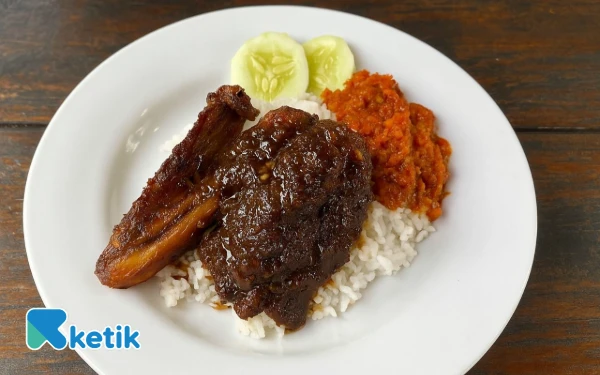 Thumbnail Berita - Sudah Pernah Makan Bebek Bumbu Hitam Dicampur Nasi Uduk? Yuk ke Ketintang Surabaya