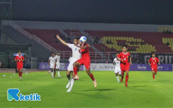 Thumbnail Pemain Laos (jersey merah) Phetdavanh Somsanid berebut bola dari sundulan Jens Raven.  (Foto: Fitra Herdian/Ketik)