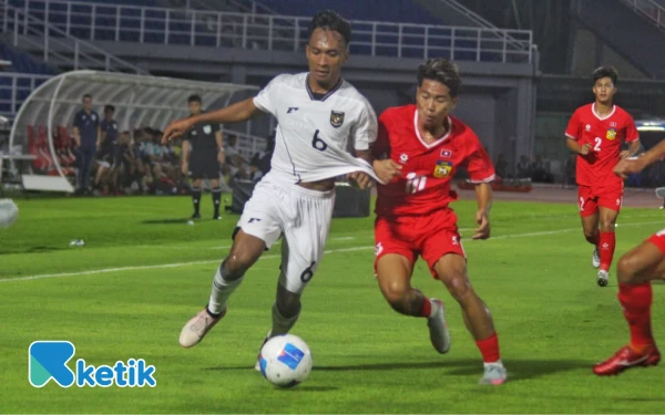 Thumbnail Robi Darwis (kiri) berduel berebut bola dengan pemain Laos Peeter Phanthavong di Stadion Gelora Delta Sidoarjo, 3 September 2025. (Foto: Fitra Herdian/Ketik)