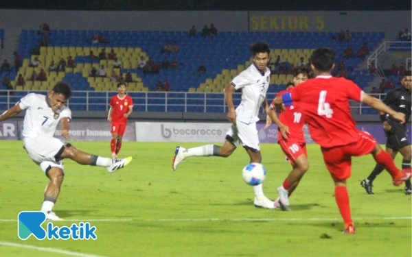 Thumbnail Toni Firmansyah (kiri) melepaskan tembakan keras ke gawang Laos. (Foto: Fitra Herdian/Ketik)